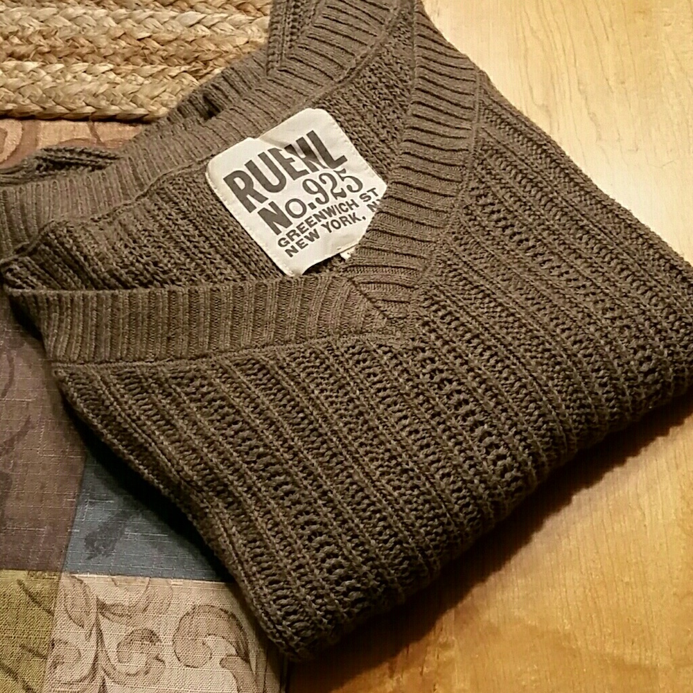Ruehl No. 925 Dark Taupe V neck Sweater sz L